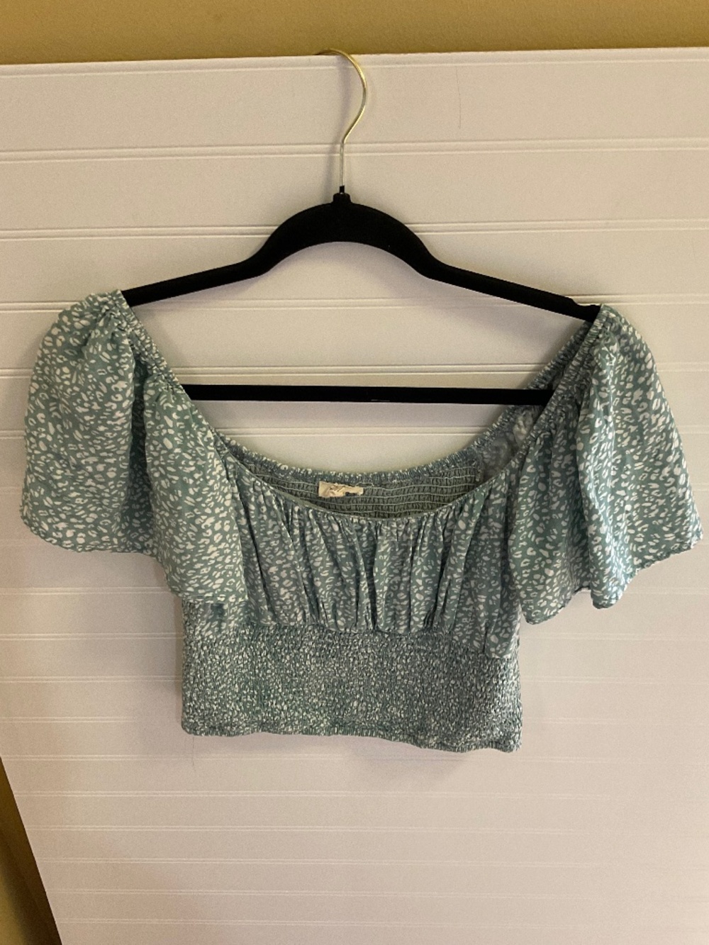 Easel Los Angeles Smocked Puff Sleeve Crop Top Sage Green Size: M Pre Owned